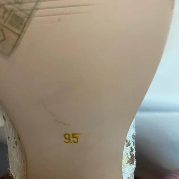 Stylish Women's Gold and Cream Ankle Boots - Picture 4 of 6